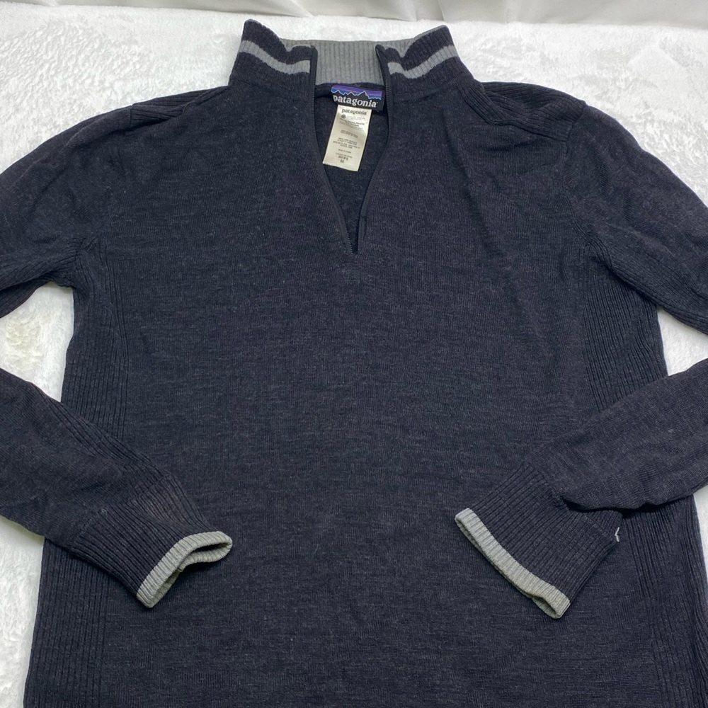 Patagonia Men’s 1/4 Zip Gray Pullover Flaws Size Medium